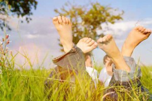 Paar auf Wiese im Sommer Urlaub